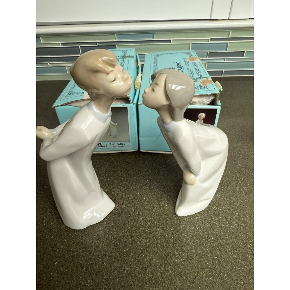 Lladro Figurine Boy & Girl Kissing Goodnight 1970s Retired , Original Boxes.